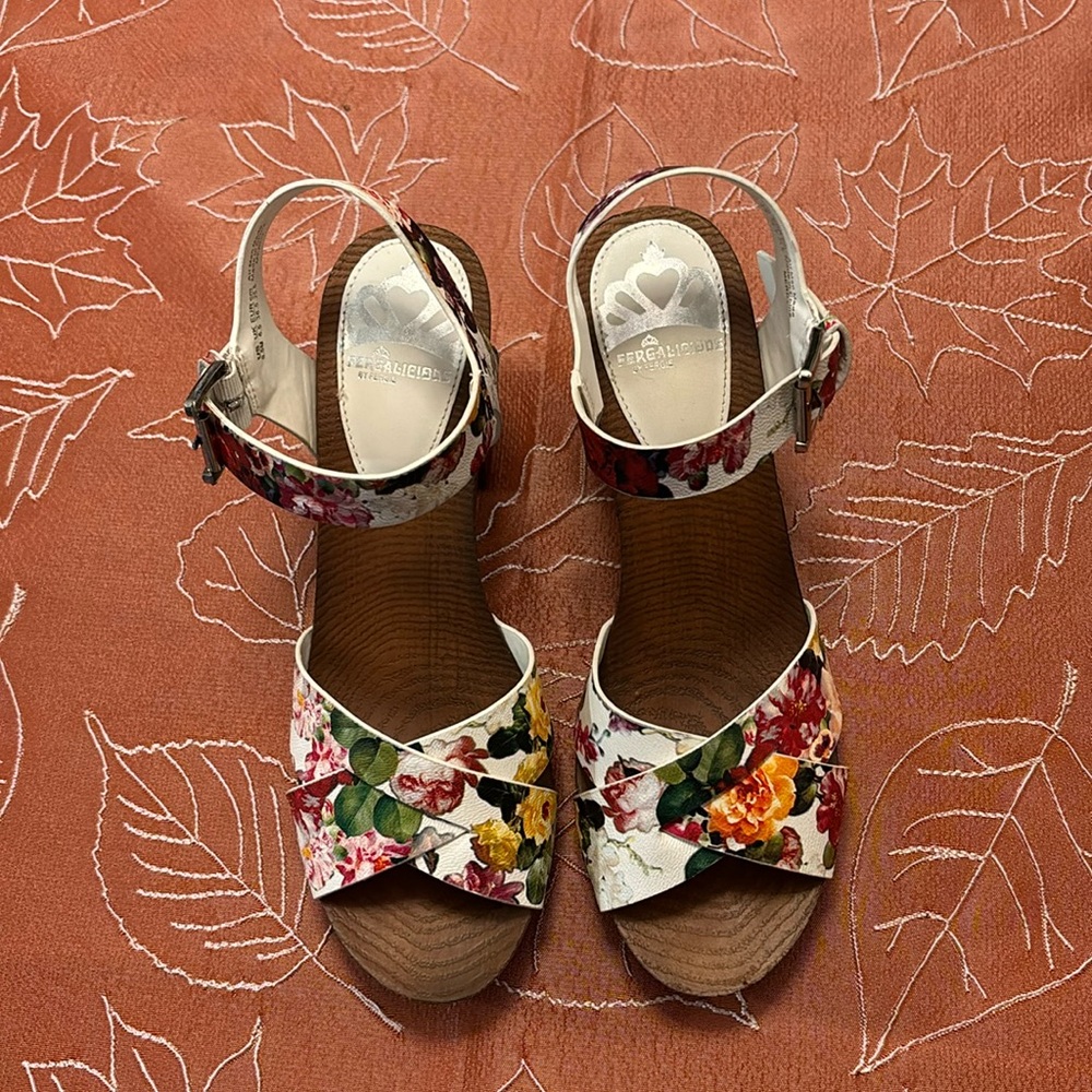 Fergalicious 3.5" Floral Sandals size 8.5